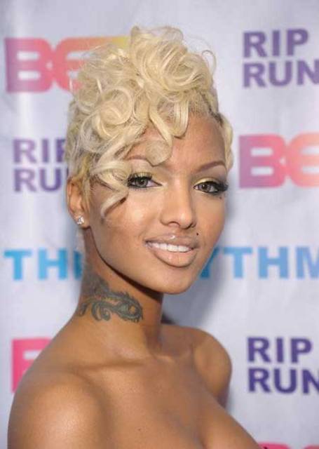 PIN CURLS BLONDE HAIRSTYLE FOR BLACK WOMEN