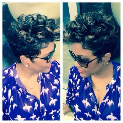 PIN CURLS MOHAWK-HAIRSTYLE POUR FEMMES NOIRES