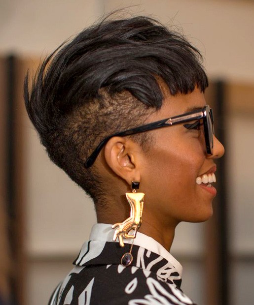 MEILLEURE COUPE DE CHEVEUX MOHAWK COURTE AFRO-AMÉRICAINE