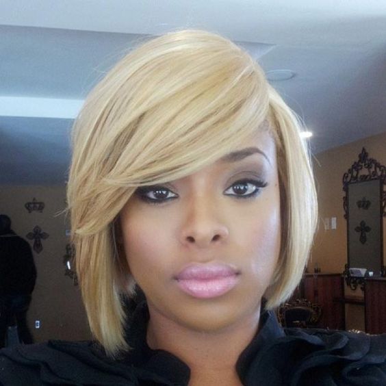 Coupe de cheveux blonde courte