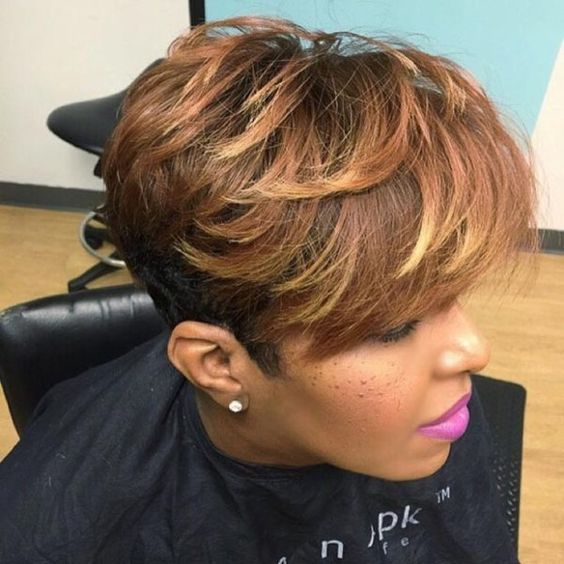 Coupe de cheveux courte ombrée pour les femmes noires