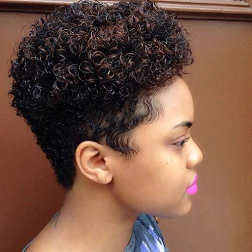 Superbe coupe de cheveux courte Mohawk bouclée afro-américaine