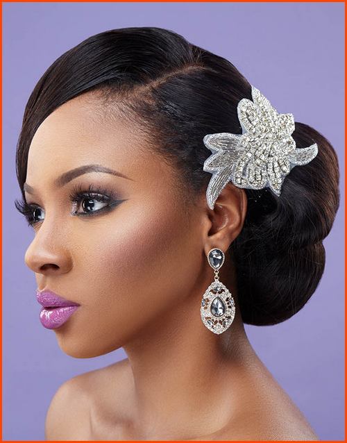 Coiffure de mariage Natural Wavy Side Bun pour les femmes noires